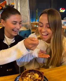 Dos amigas probando la birria